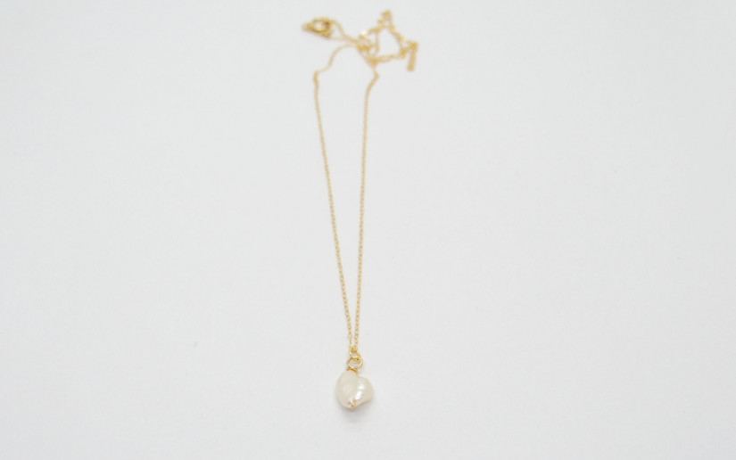 Goldene Halskette mit Keshi-Perle