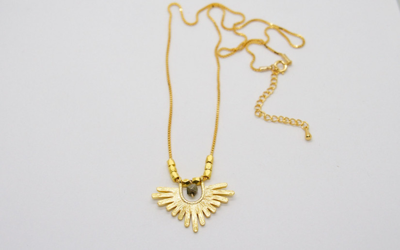 Goldene Boho Halskette mit Pyrit und Goldperlen