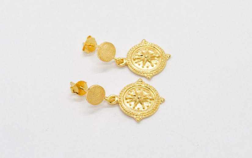 Goldene Ohrstecker mit Kompass Anhänger