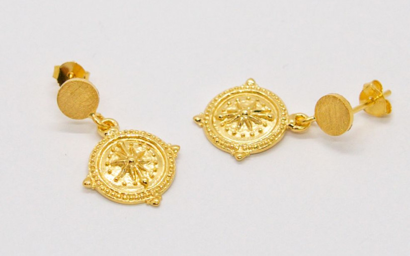 Goldene Ohrstecker mit Kompass Anhänger