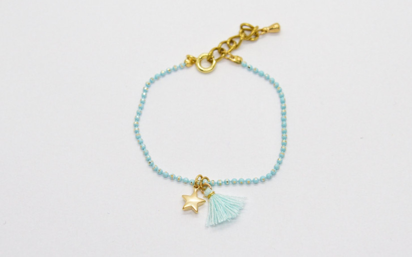 Hellblaues grosses Armband mit Sternchen und Baumwoll-Quaste