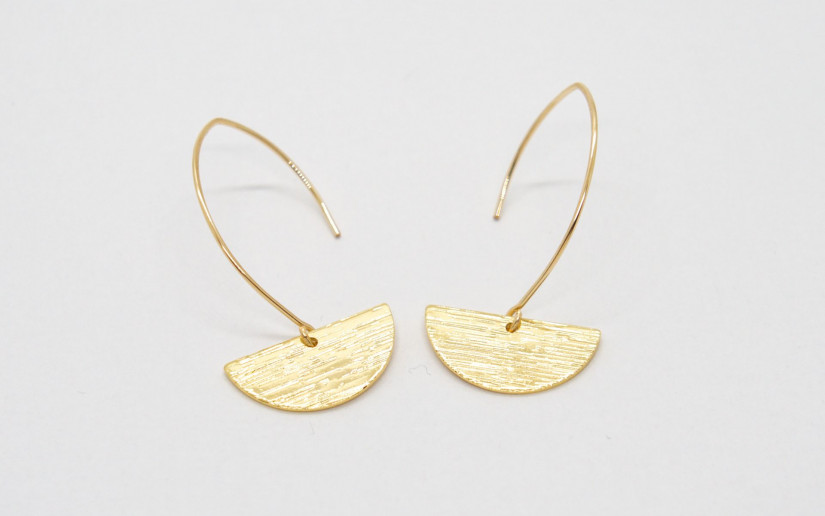 Lange goldene Ohrringe mit Halbkreis