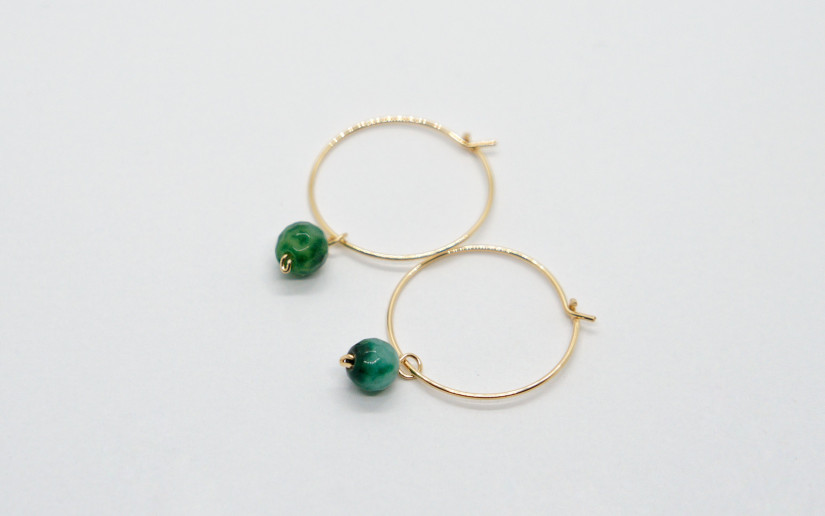 Goldene Creolen mit grüner Jade Perle