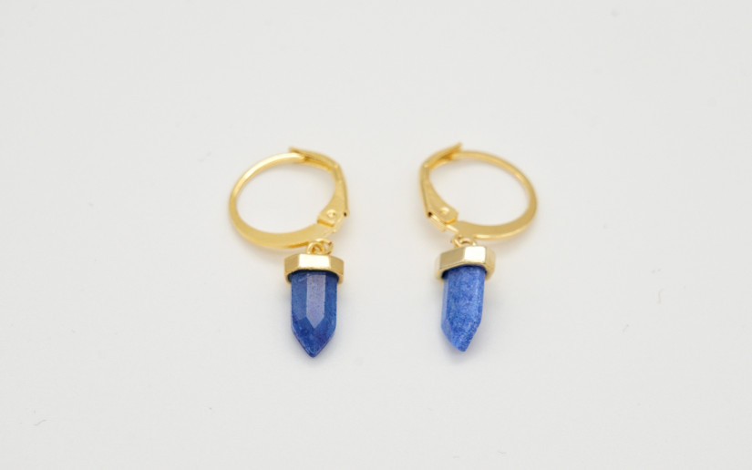 Goldene Ohrringe mit blauem Aventurin Anhänger