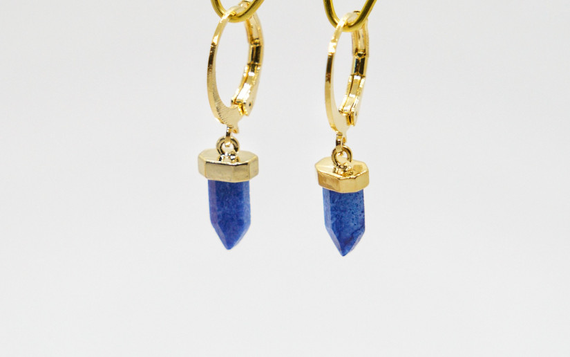Goldene Ohrringe mit blauem Aventurin Anhänger