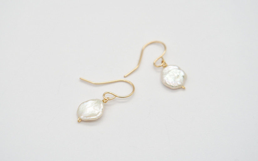 Schlichte goldene Ohrringe mit einer Keshi-Perle