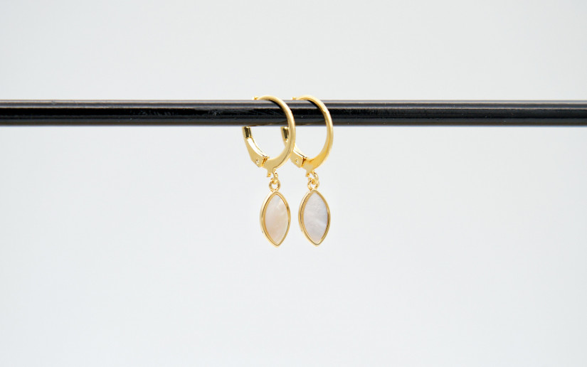 Goldene Ohrringe mit Perlmut-Tropfen-Anhänger