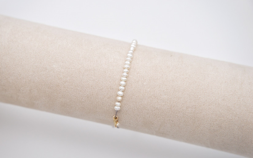 Feines Armband mit kleinen Süsswasser-Perlen