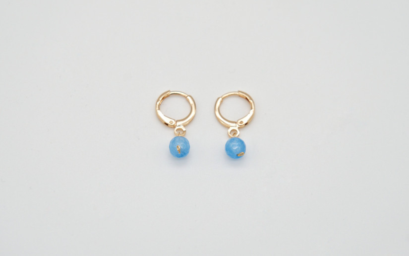 Kleine goldene Ohrringe mit hellblauen Stein