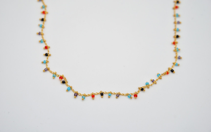 Goldene Halskette mit farbigen Glas-Perlen