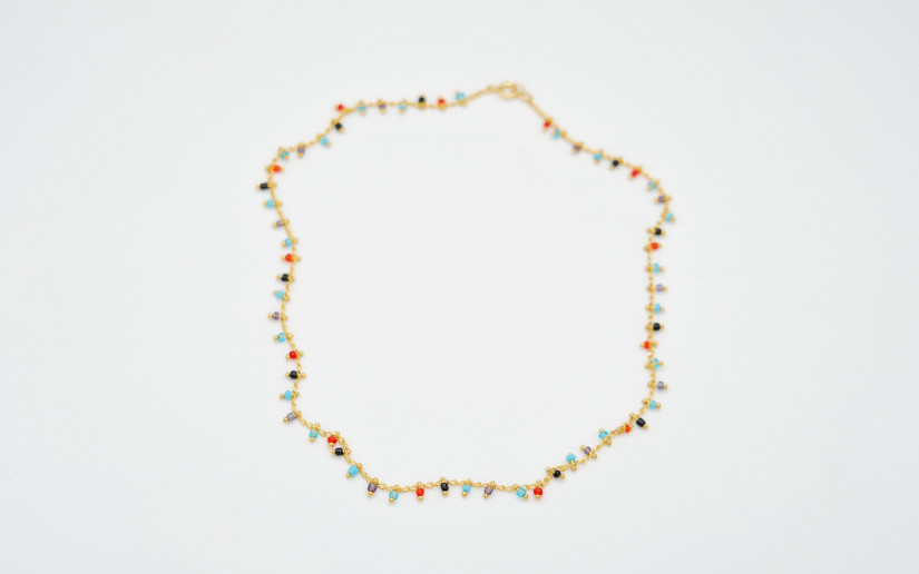 Goldene Halskette mit farbigen Glas-Perlen