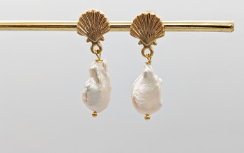 Goldene Muschel-Ohrringe mit Keshi-Perle