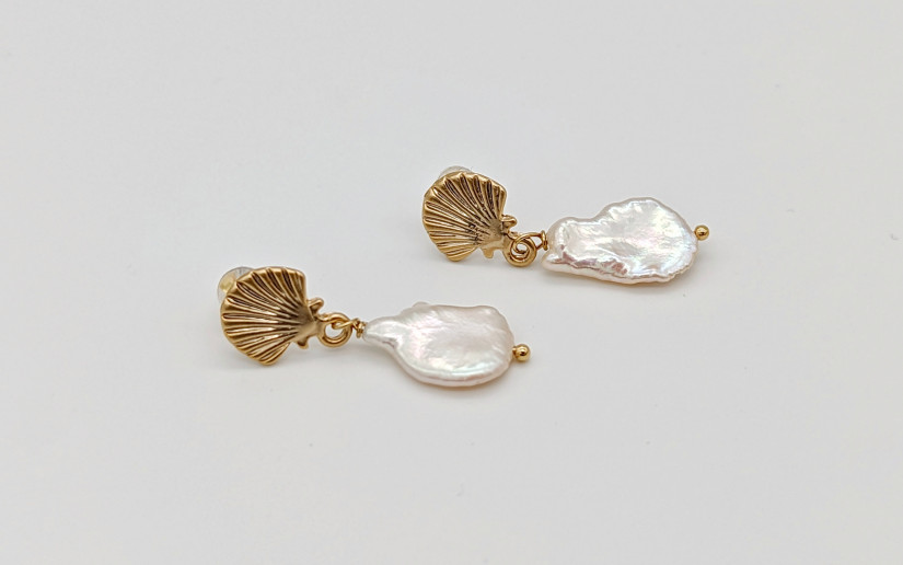 Goldene Muschel-Ohrringe mit Keshi-Perle