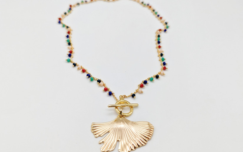 Halskette mit farbigen Glas-Perlen und Ginko-Blatt