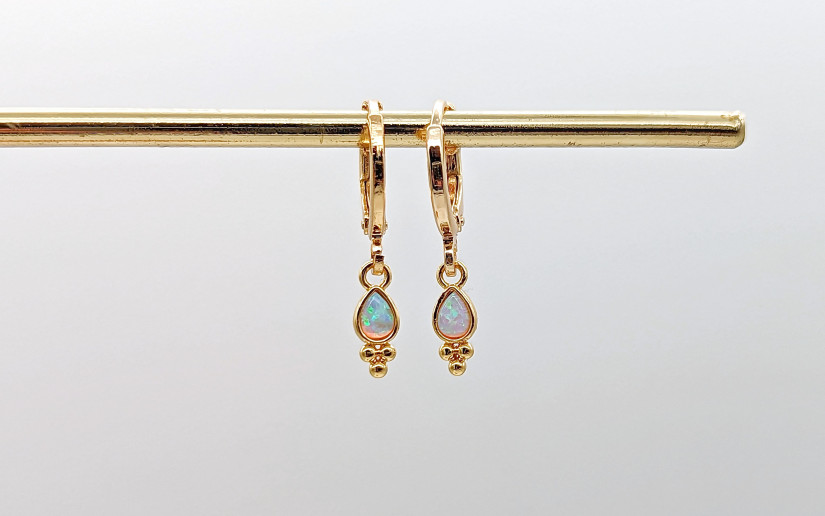 Goldene Ohrringe mit feinem Opal